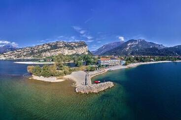 هتل Lido Blu  Surf & Bike