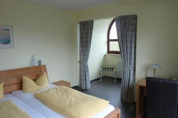 هتل Am Schloss Broich