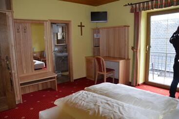 צימר Gasthof Pension Urzn