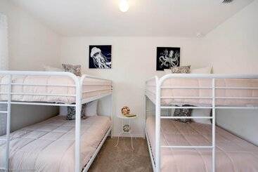 کلبه Enjoy The Private View! Roomy Town Home With Pool, 20 Mins From Disney #5st739