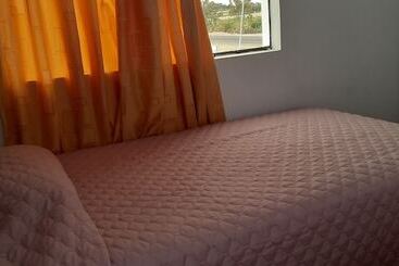 مسافرخانه Backpakers Oasis De Moron