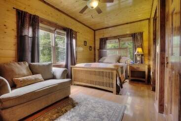 קוטג'' Mystical Creek Pool Lodge #600