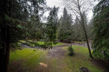 Сельский дом Snowline Cabin #48   A Classic Family Cabin With An Outdoor Hot Tub!