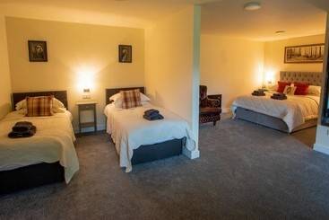 The Moon Inn At Stoney Middleton