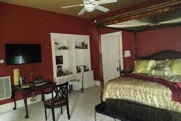 The Pillars In Natchez B&b