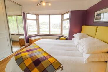 کلبه 53 Burniston Road