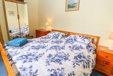 קוטג'' Poldowrian Farmhouse