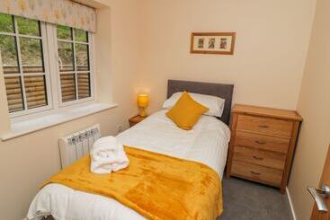 קוטג'' Ryedale Country Lodges   Hazel Lodge