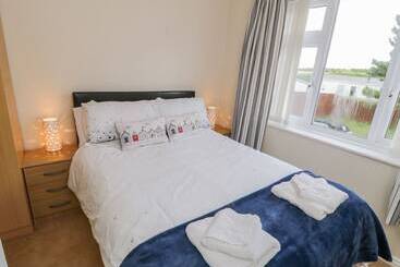 קוטג'' Sea U Soon