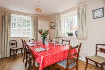 بيت ريفى The Pink House