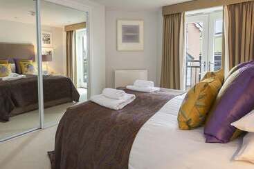 کلبه 44 Dart Marina