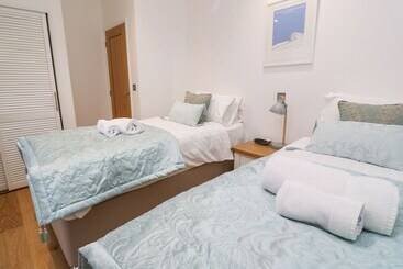 茅舍 9 Faraway Fields