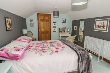 Cottage On The Common