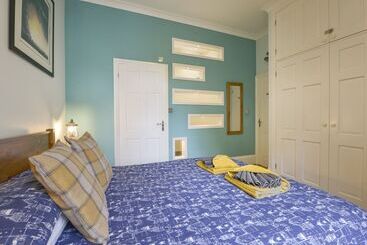 茅舍 The Old Signal House