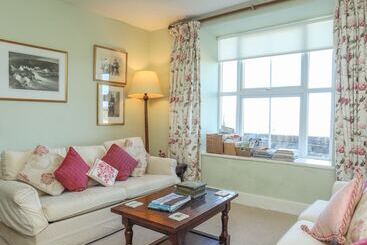 별장 Warren Farmhouse