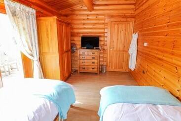 Сельский дом Yew Lodge