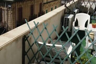 تختخواب و صبحانه L'attico