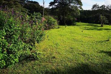 בית מלון כפרי Rio Celeste Family Lodge