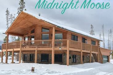 コテージ Midnight Moose River Front 3 Br Cabin