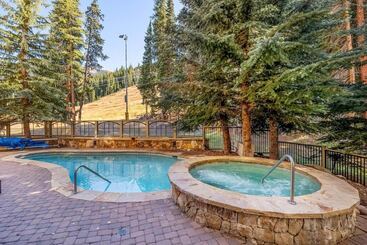 Отель Premier 1 Bedroom Ski In, Ski Out Lone Eagle Condo With The Best Access To Skiing In Keystone