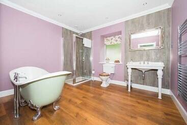 Maple Cottage With Hot Tub Near Cupar, Fife