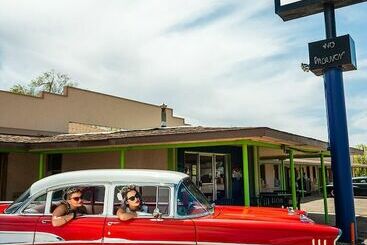 مُتل The Atomic Blue Motor Inn