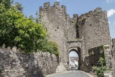 Сельский дом 22 Uppergate Street