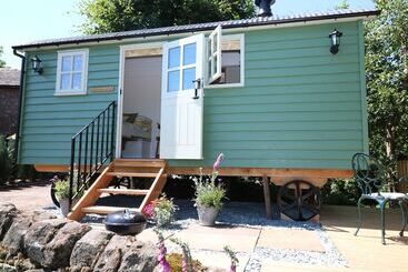 קוטג'' The Laburnum Retreat Shepherd Hut Private Hot Tub