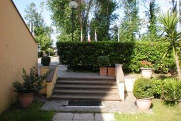 בית מלון כפרי Florida Tirrenia