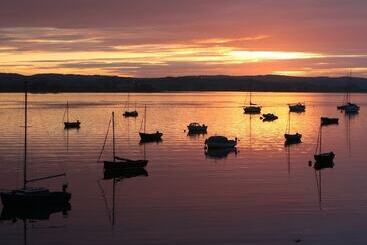 קוטג'' 1 The Quay