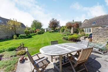 קוטג'' The Long Barn