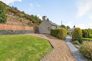 קוטג'' Henrhiw Bach