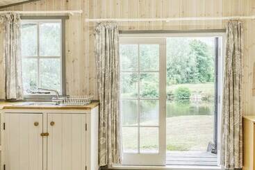 קוטג'' Lakeside Cabin