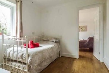 بيت ريفى The Old Clockmakers