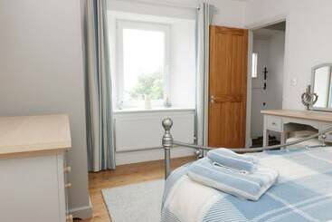 4 Coastguard Cottages