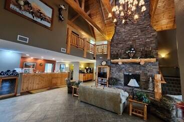 فندق Pine Peaks Lodge & Suites