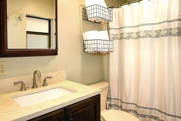 コテージ Mountain Laurel   1 Bedrooms, 1 Baths, Sleeps 4 Cabin By Redawning
