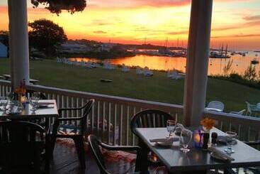 Narragansett Inn