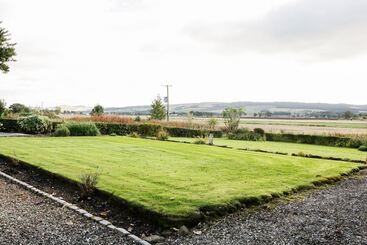 茅舍 Meadowside Farm