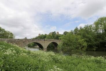 קוטג'' The Stable