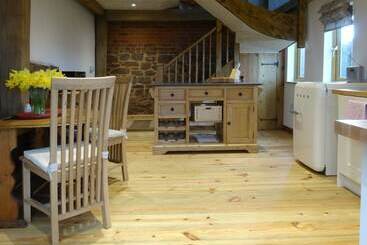 קוטג'' The Woodshed