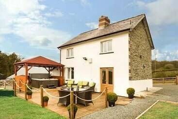 Сельский дом Cwmcelyn