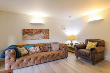 קוטג'' Grey Roofs