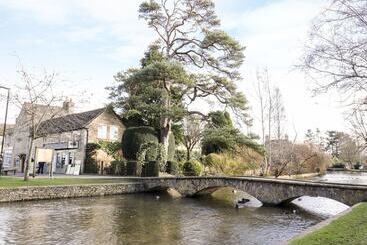 קוטג'' Greyhound Barn