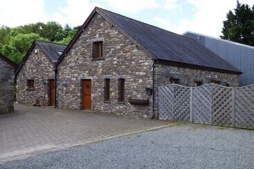 茅舍 Riverside Barn