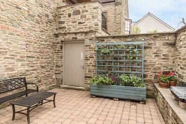 קוטג'' The Maltster's House