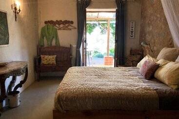 مبيت وإفطار Far Out Oasis