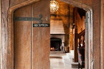 פונדק The Shaven Crown