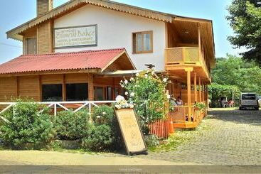 هتل Acarlar Zumrut Bahce