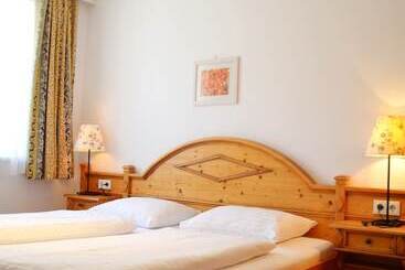 Отель Neue Post Apartments